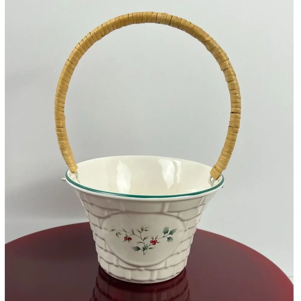 Vintage Pfaltzgraff Winterberry Basketweave Basket Bamboo Handle 1994 Christmas